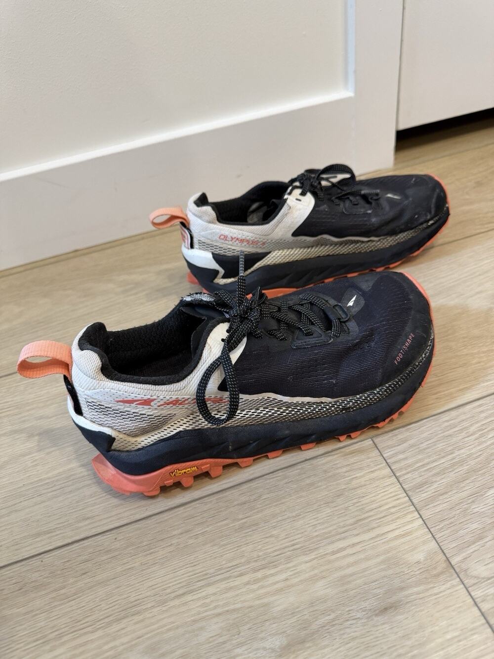 Altra Olympus 4 Trail Women’s Coral Black Vibram Running Shoes Size 7 Sneakers